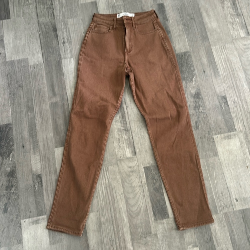 Hollister women’s curvy high rise mom jean.  Size W23 L27